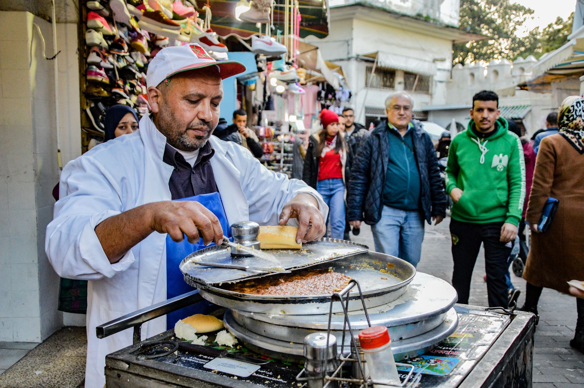 بائع في بازار قارص يقطع جبن قارص كشار بمهارة للعملاء.