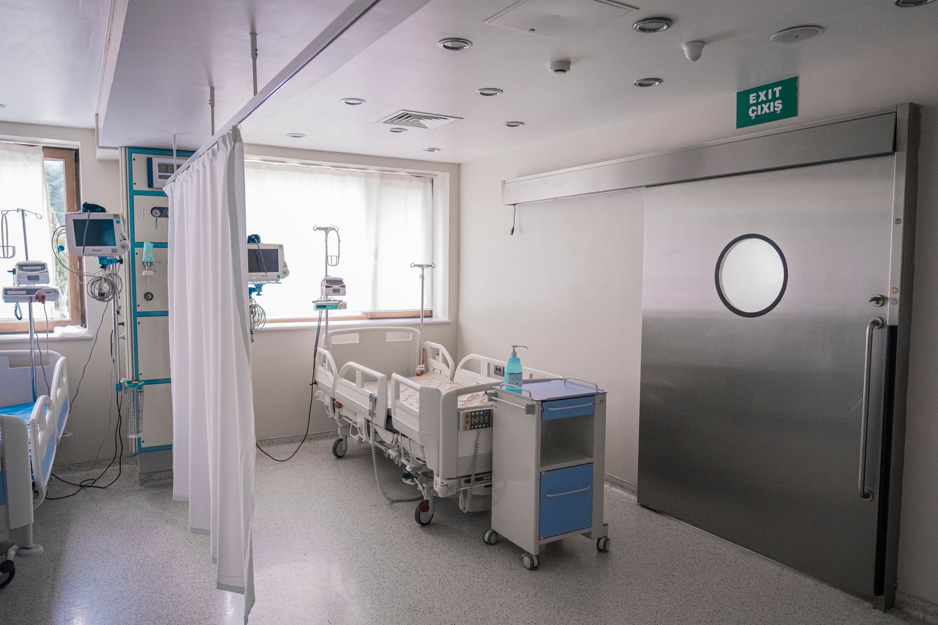 A view of a paediatric intensive care unit in Türkiye, featuring hospital beds and monitoring equipment.