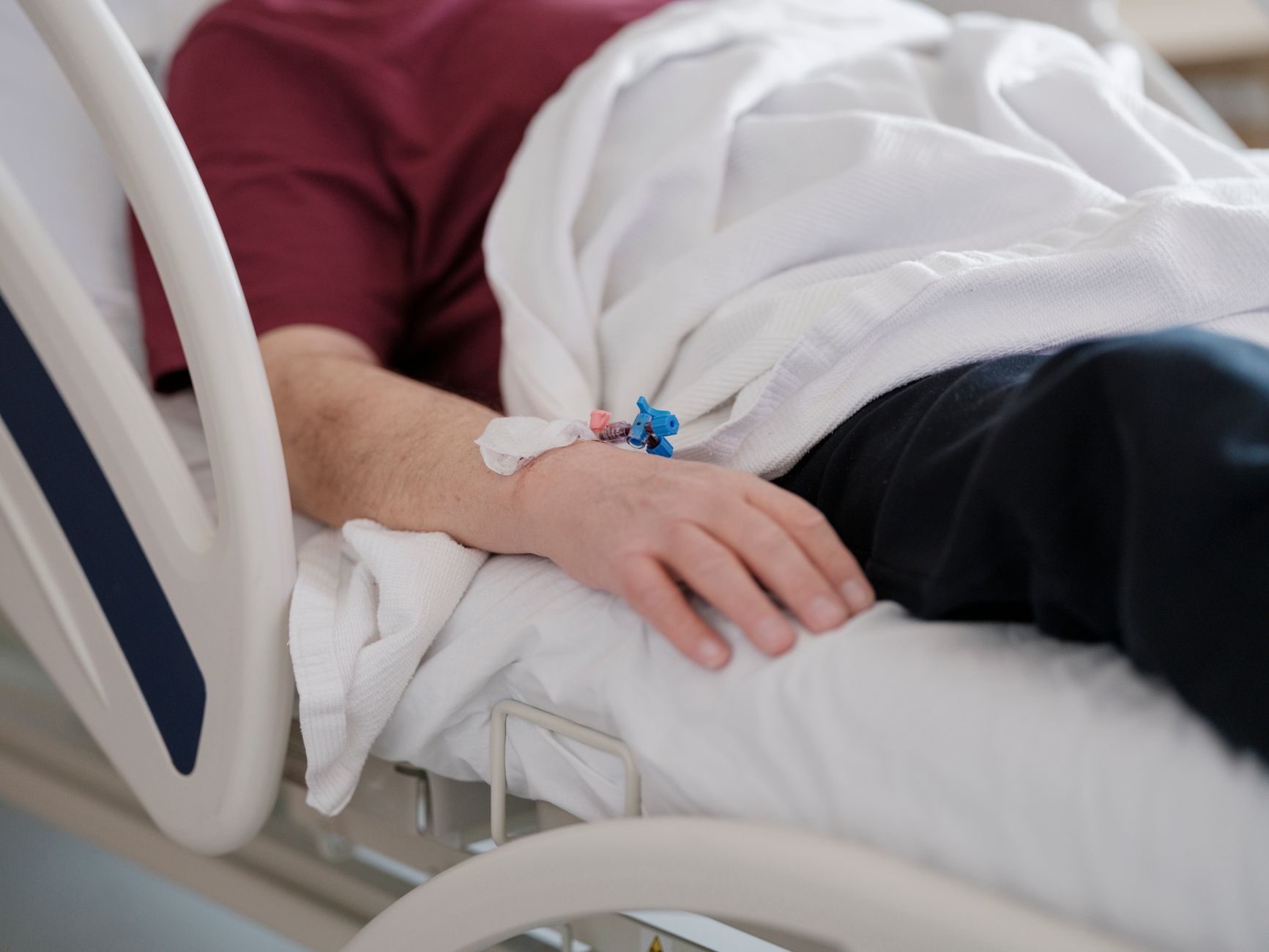 A patient resting in a hospital bed in Antalya, receiving care with a tranquil environment.