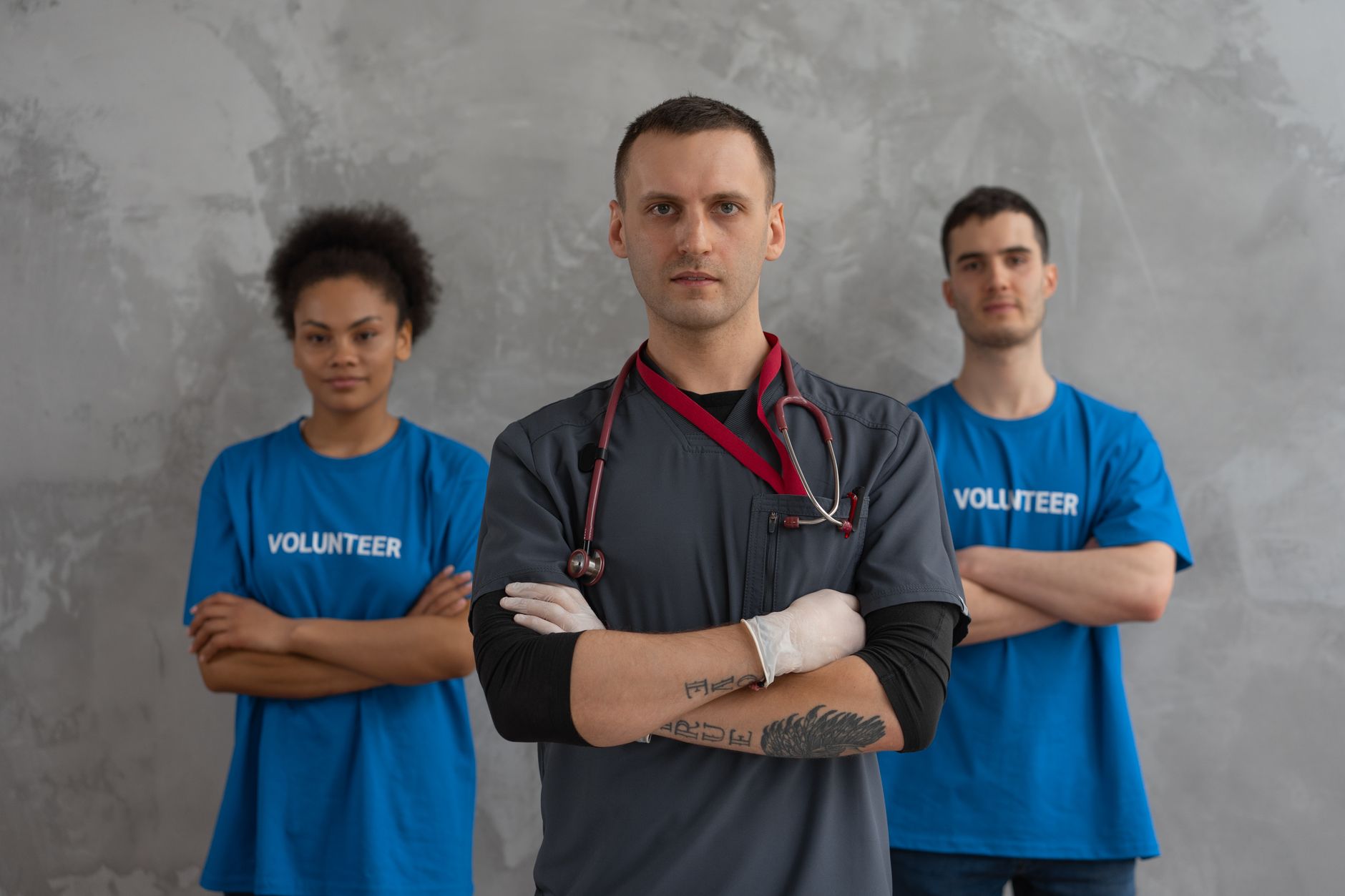 A doctor and two volunteers stand proudly, promoting a supportive environment for bariatric patients in Istanbul.