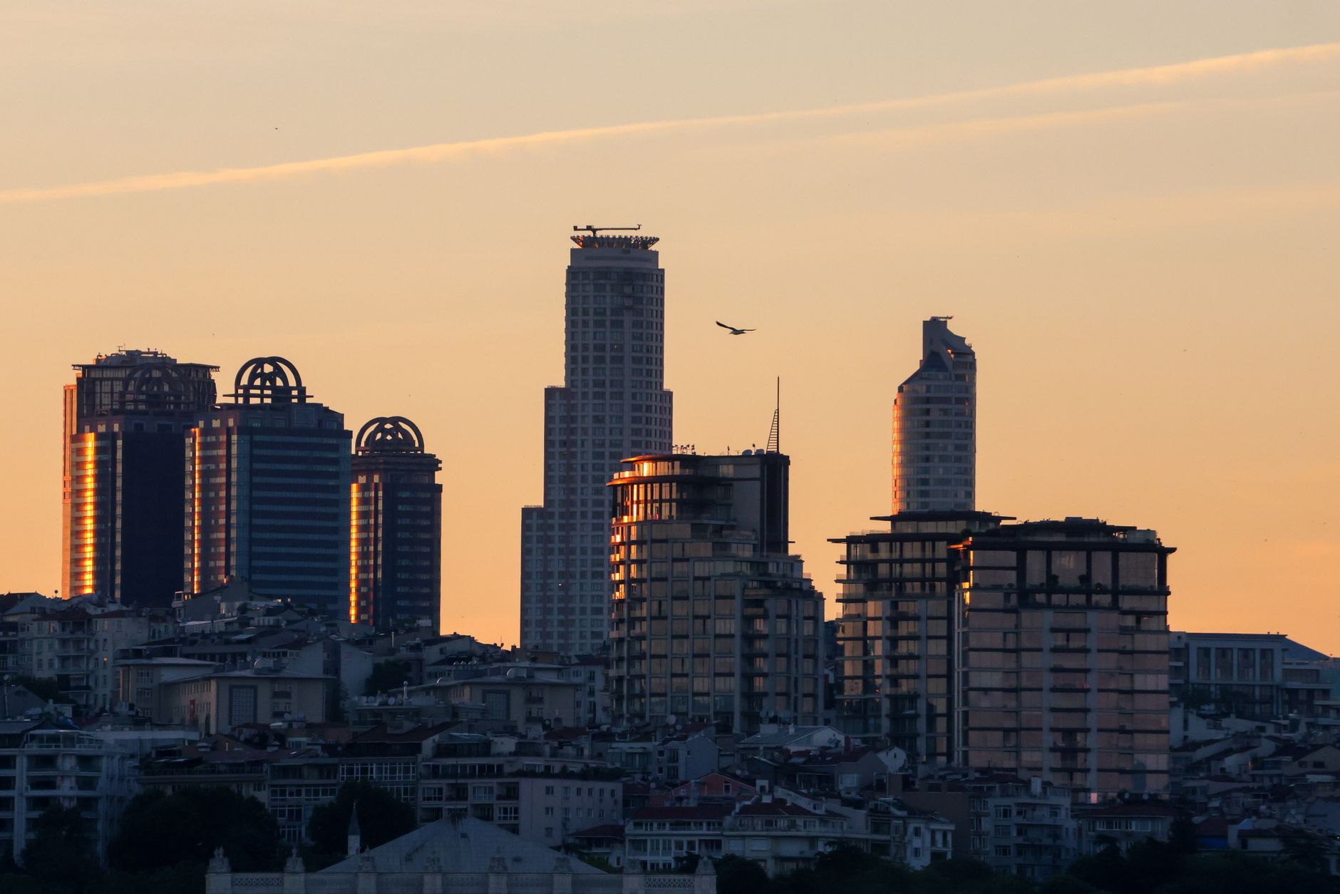 Istanbul skyline with modern buildings reflecting sunset colors, symbolizing Türkiye's innovative healthcare ecosystem.