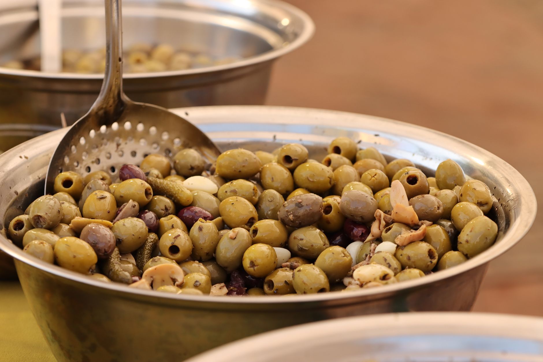 一碗准备好的什锦橄榄，包括绿橄榄和紫橄榄，用于品鉴。