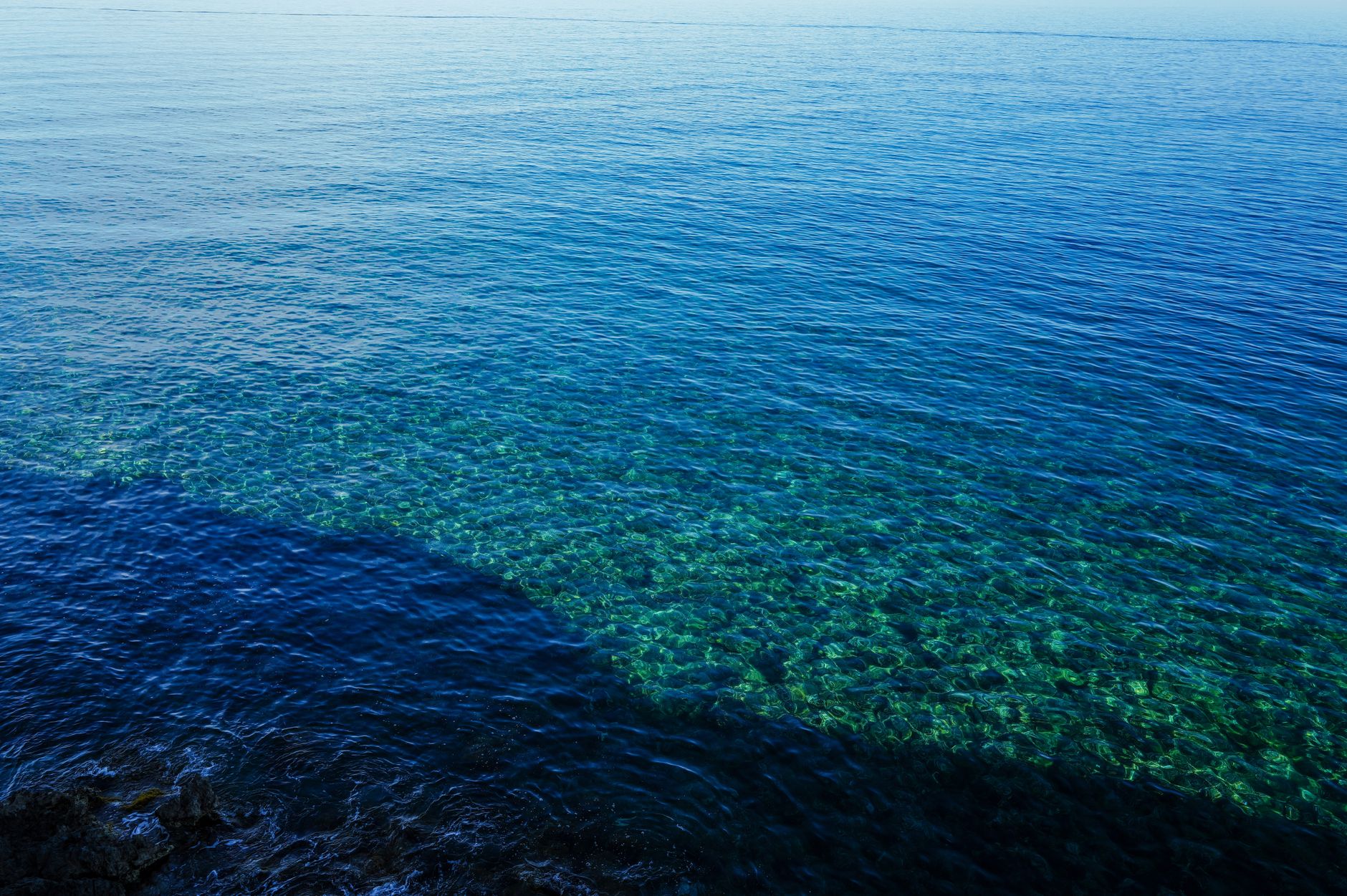 Crystal clear waters reveal underwater archaeological trails in Karaburun, Türkiye, ideal for divers.