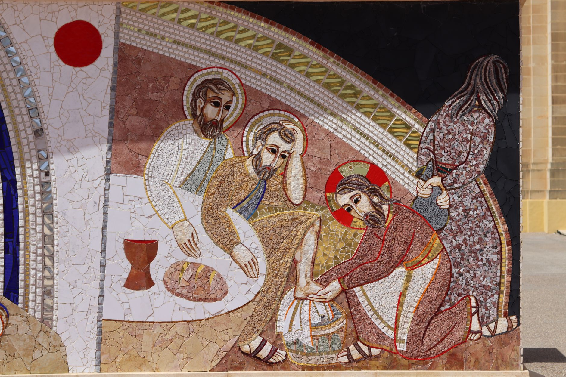 نمای نزدیک از یک موزائیک رنگی رومی که صحنه‌ی شستن پا را به تصویر می‌کشد.