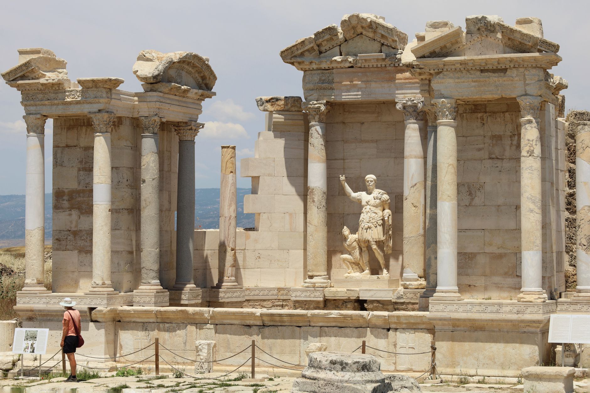 Aphrodisias'taki sütun ve heykel kalıntıları, antik Roma mimarisini gözler önüne seriyor.
