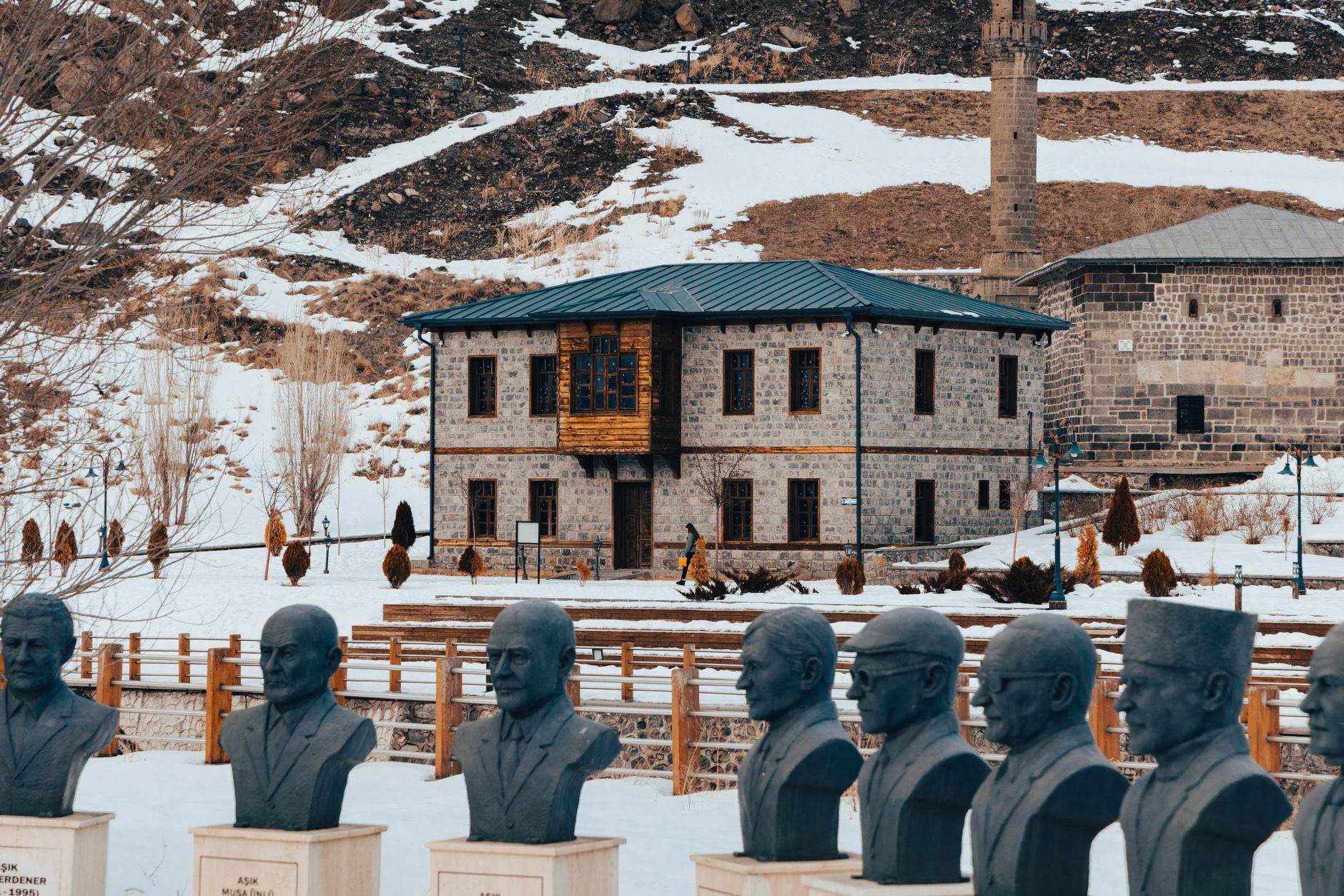 نمای بیرونی موزه پنیر در روستای بوغاتپه، قارص، احاطه‌شده با مجسمه‌ها و برف.