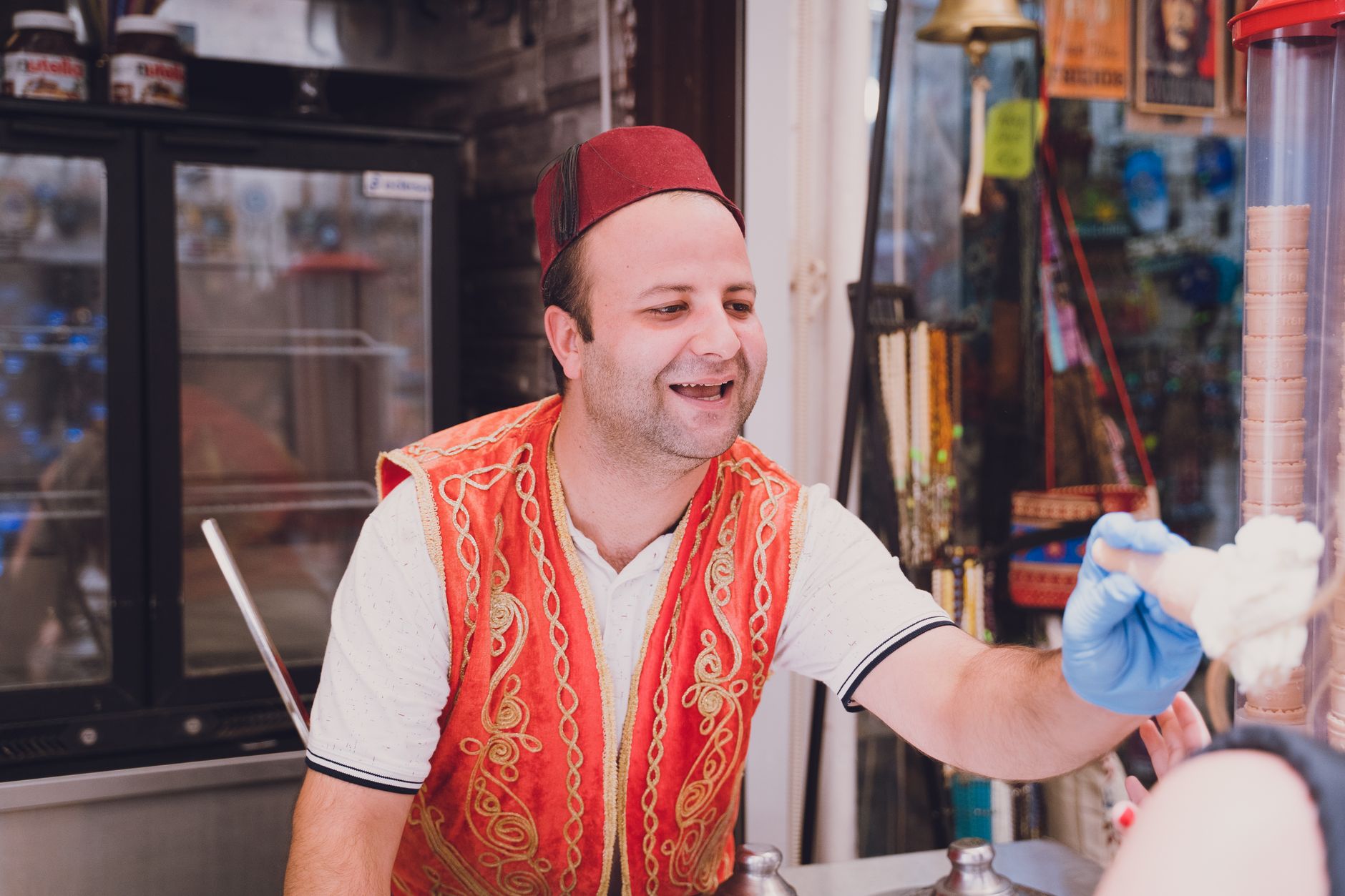 فروشنده بستنی شاد در استانبول دوندرما سرو می‌کند و با مشتریان بازیگوشانه تعامل دارد.
