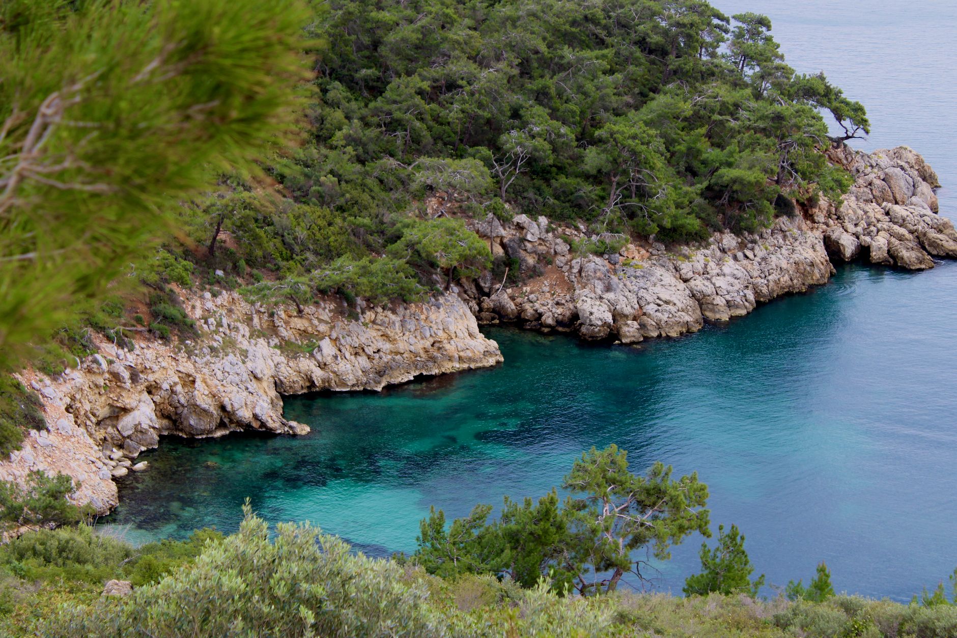 Kaş yakınlarında berrak turkuaz suyu ve kayalık kıyıları olan huzurlu bir koy.