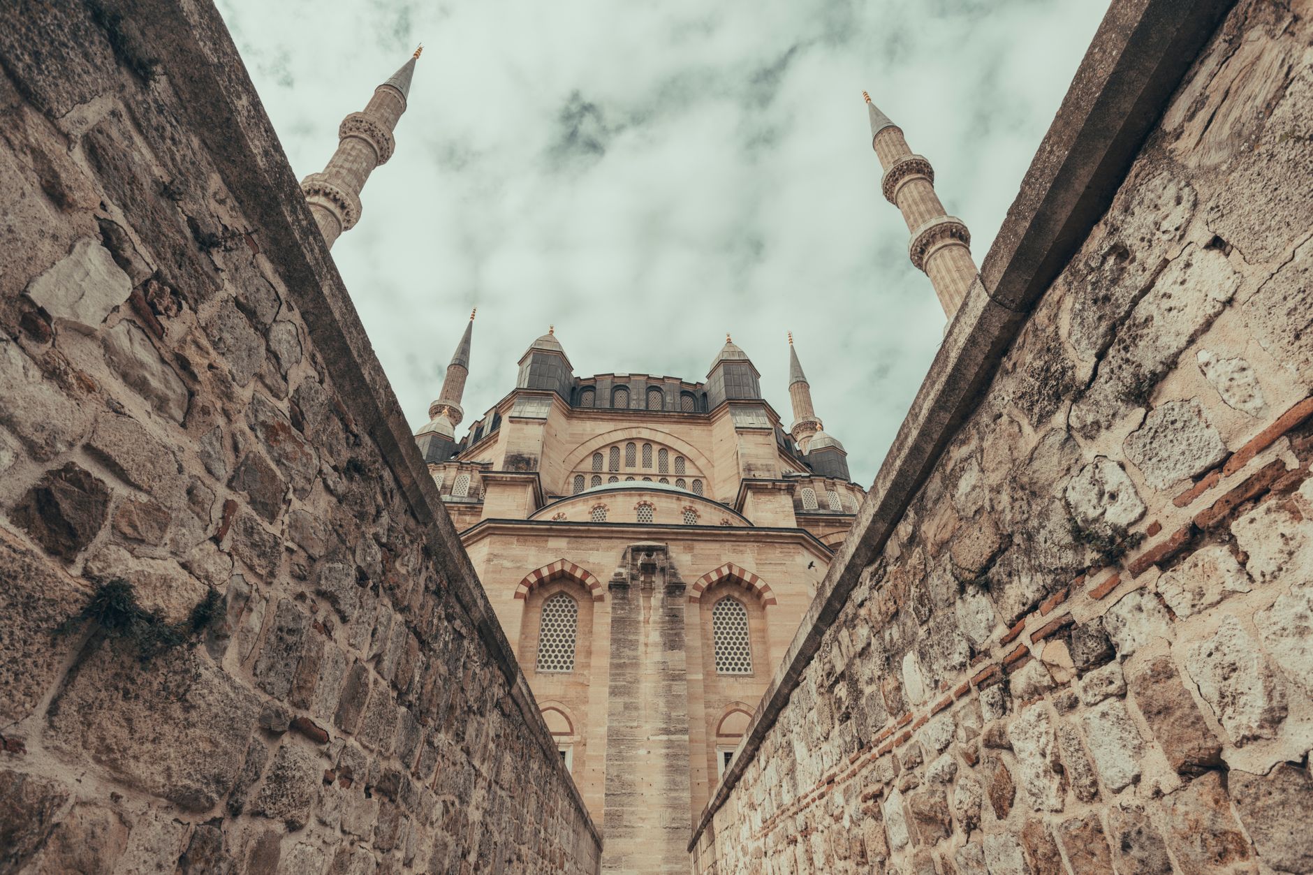 Edirne'de taş duvarlarla çerçevelenmiş Selimiye Camii'nin mimarisinin görünümü.