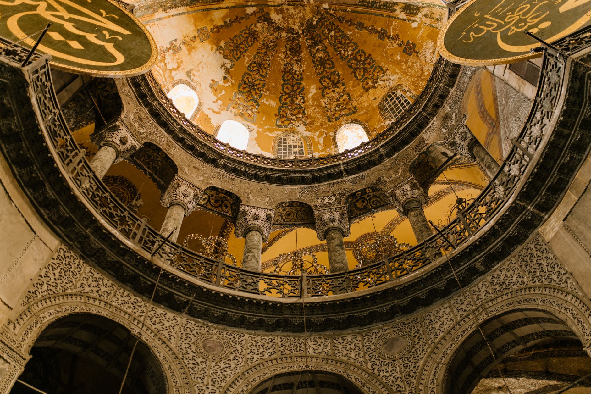 منظر للقبة المزخرفة والأعمدة داخل آيا صوفيا، إزنيق، تظهر العمارة البيزنطية.