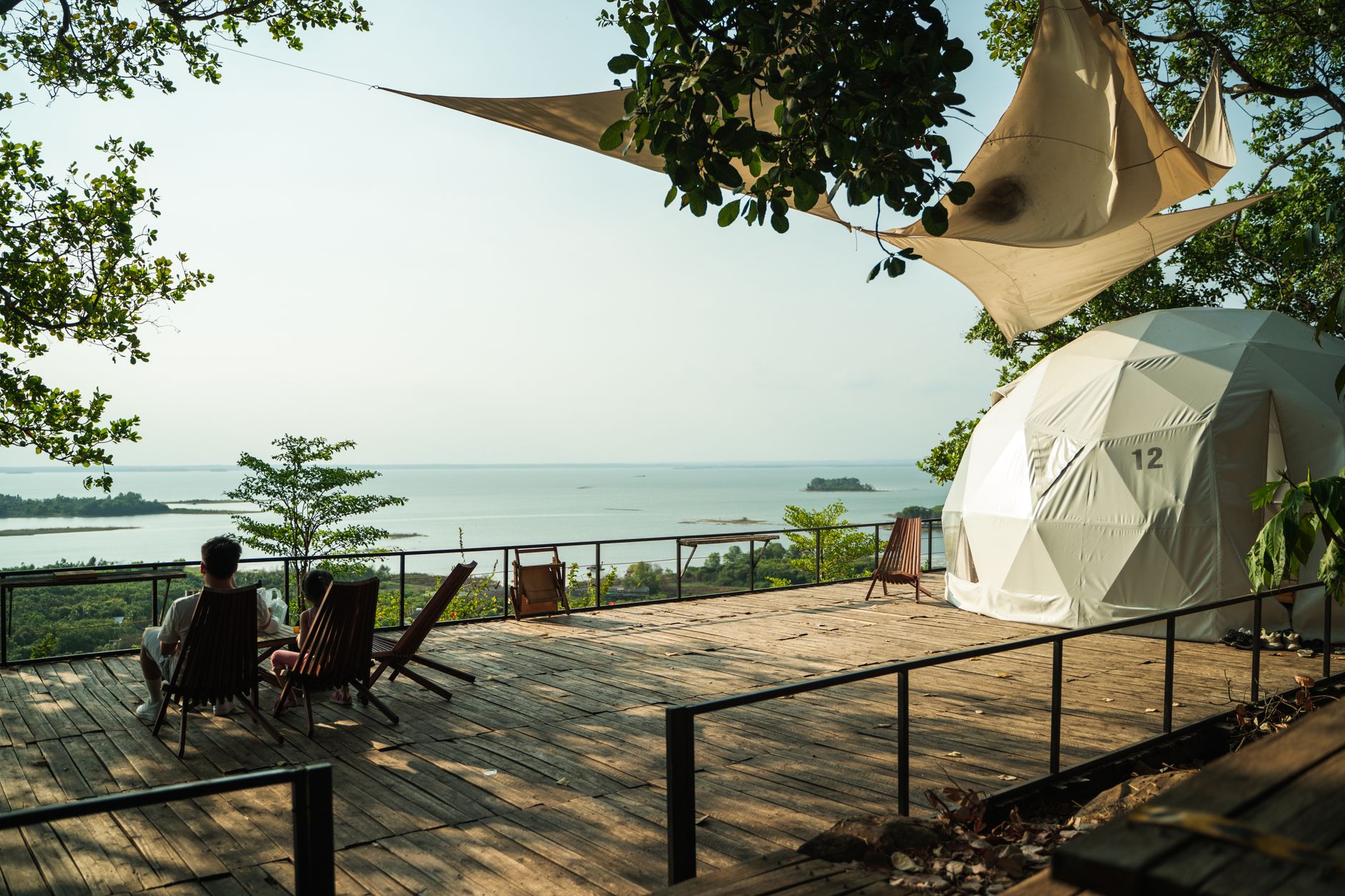 Kaş yakınlarında denize bakan bir yalıyarda glamping çadırının güzel manzarası.