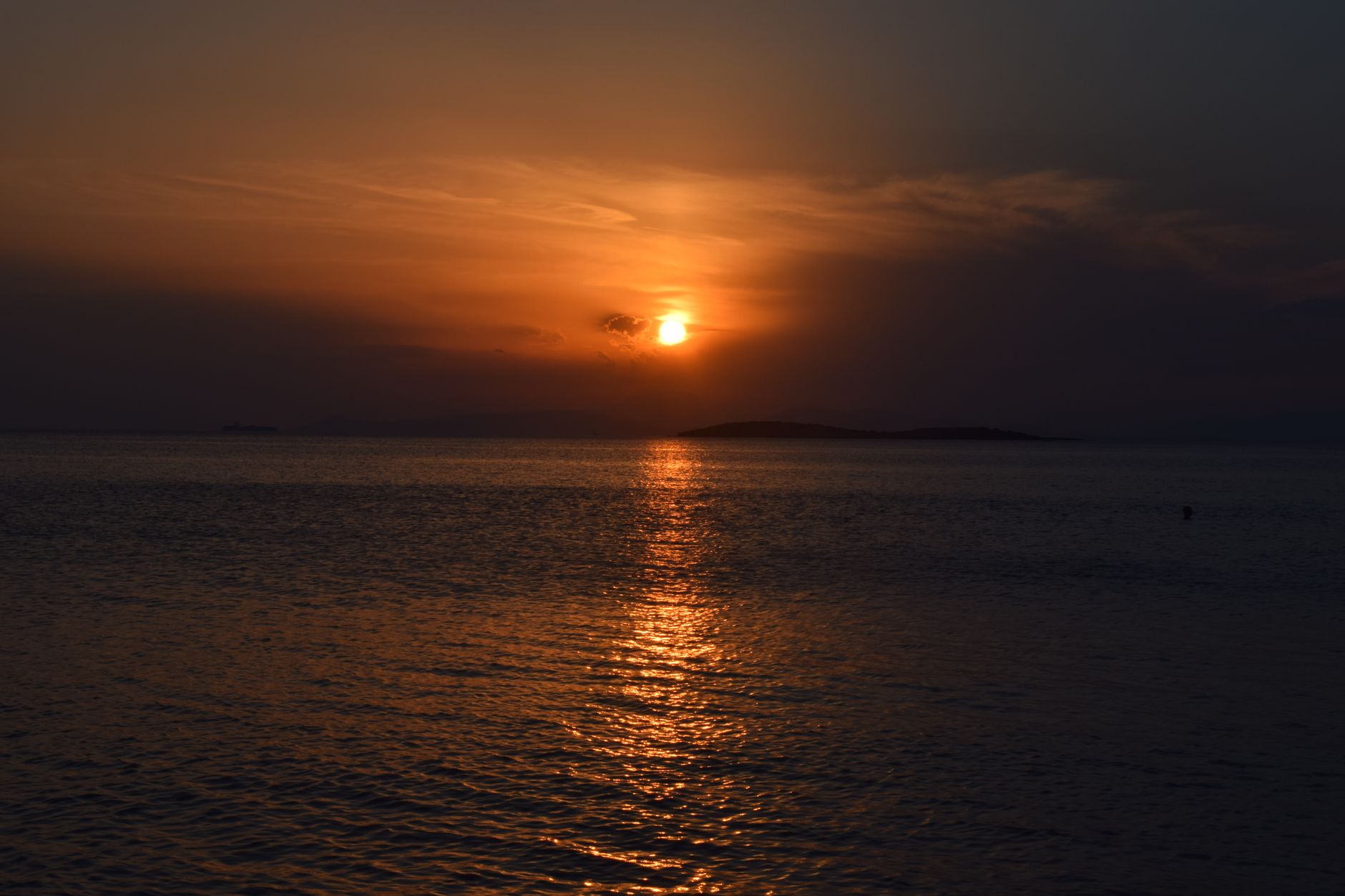 Çeşme, Alaçatı yakınlarındaki Ege Koyu'nun sakin sularına yansıyan güzel gün batımı.