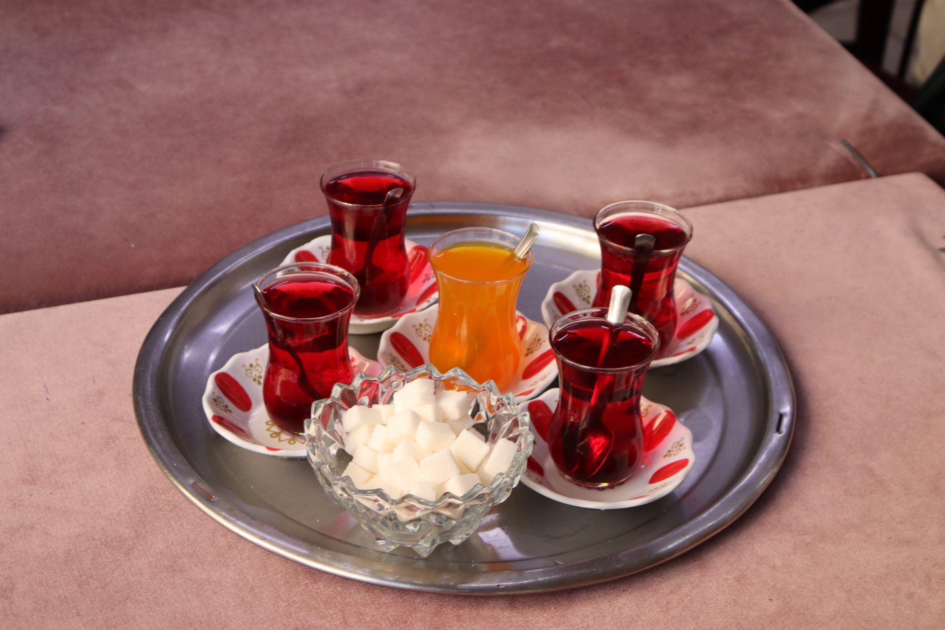 Batı Türkiye'de bir köy meydanında Türk çayı bardakları ve kesme şekerlerle dolu bir tepsi.