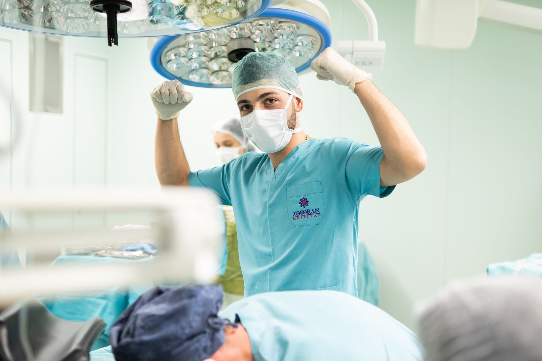 A surgeon poses confidently in an operating room at Zofran Hospital, Türkiye.