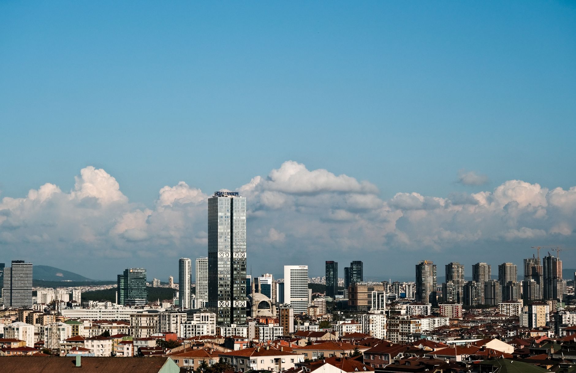 Modern gökdelenler ve açık bir gökyüzüyle İstanbul'un panoramik görünümü.