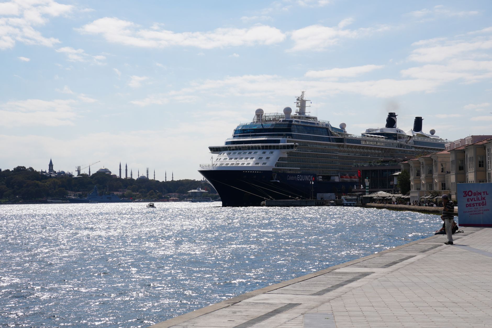 Вид на круизные суда в Galataport Стамбул с мерцающим Босфором на переднем плане.