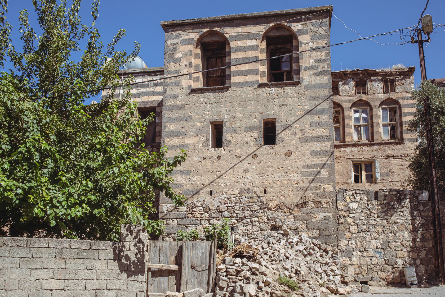مبنى حجري متهالك بأنماط مخططة مميزة في ديار بكر.