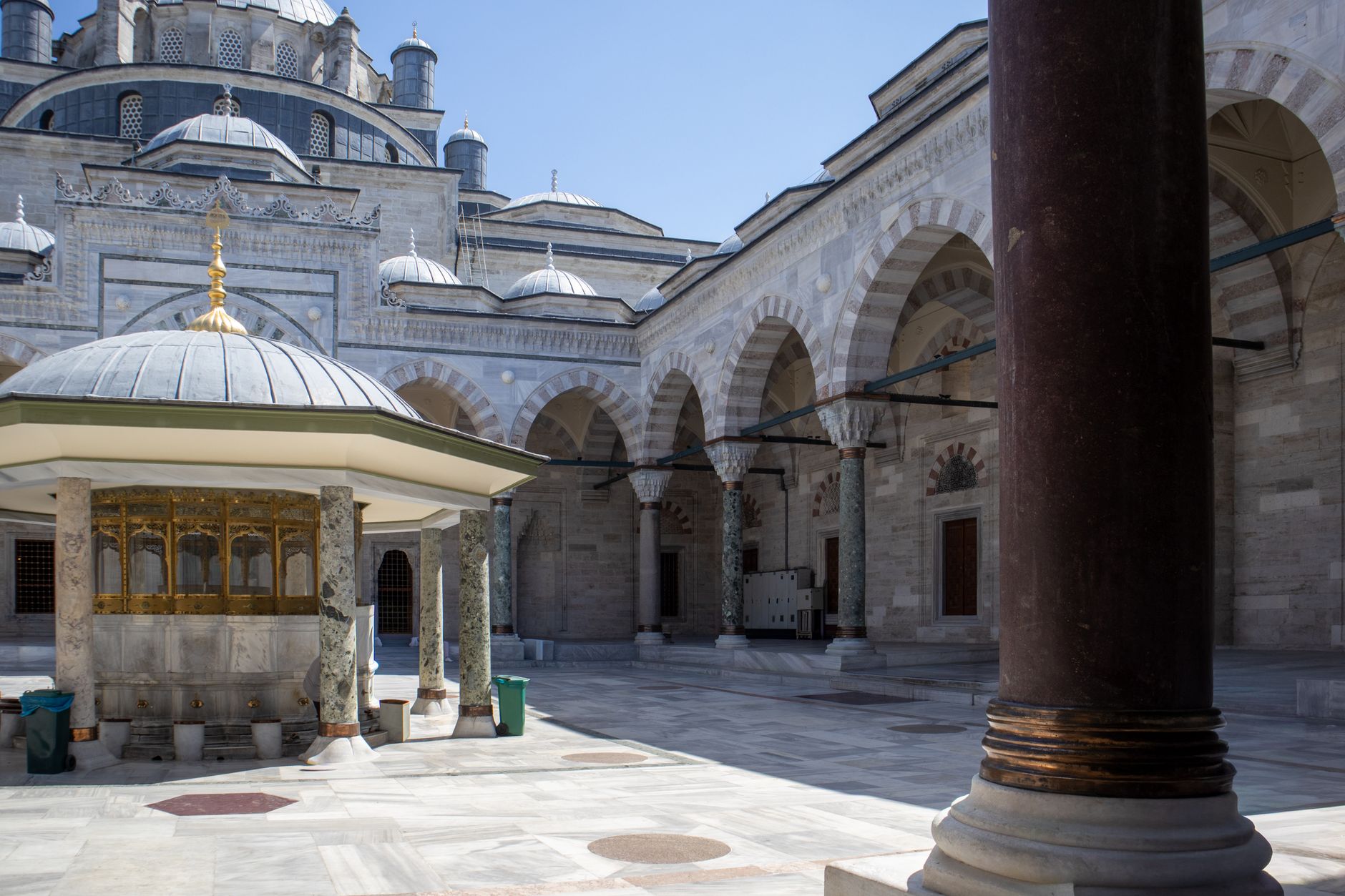 فناء حمام مرمم من القرن السادس عشر في إسطنبول، يتميز بأعمدة رخامية وسقف مزخرف.