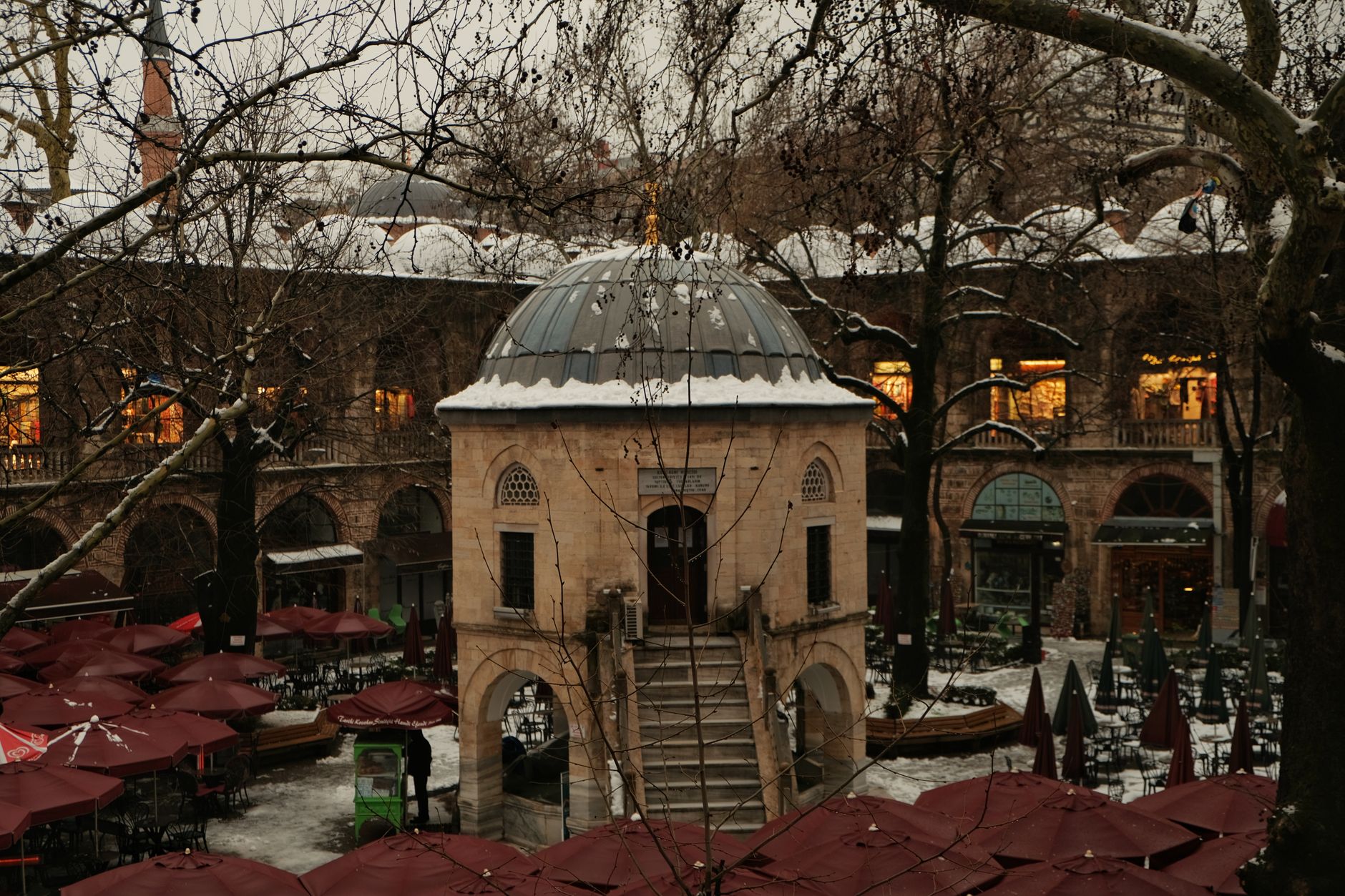 نمایی از حیاط کوزا هان در بورسا، با سقف پوشیده از برف و باغ‌های چای.