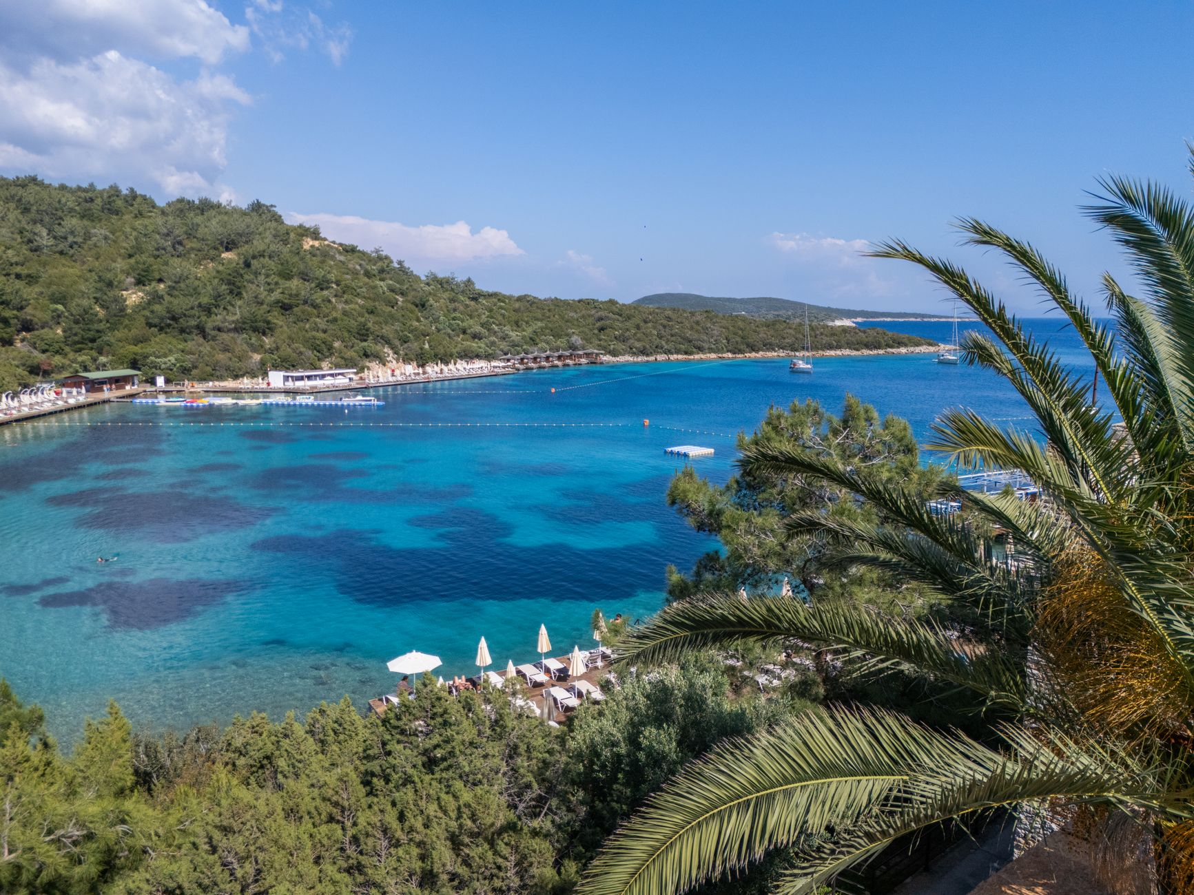 Bodrum yakınlarında turkuaz suları ve demirlemiş ahşap teknesiyle huzurlu Ege koyu.