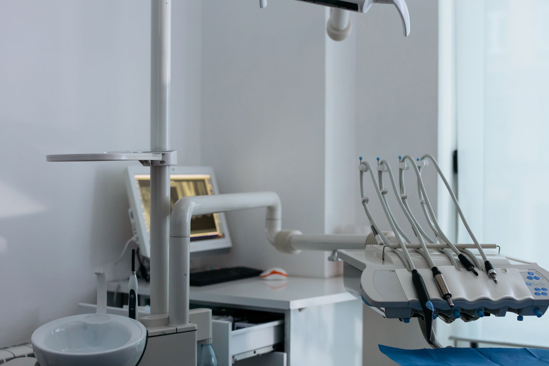 Interior of a contemporary dental clinic in Türkiye featuring advanced dental equipment.