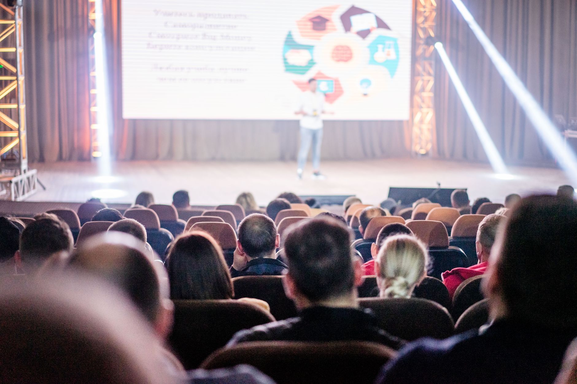 Audience of medical professionals at a conference in Istanbul, engaged with a speaker.