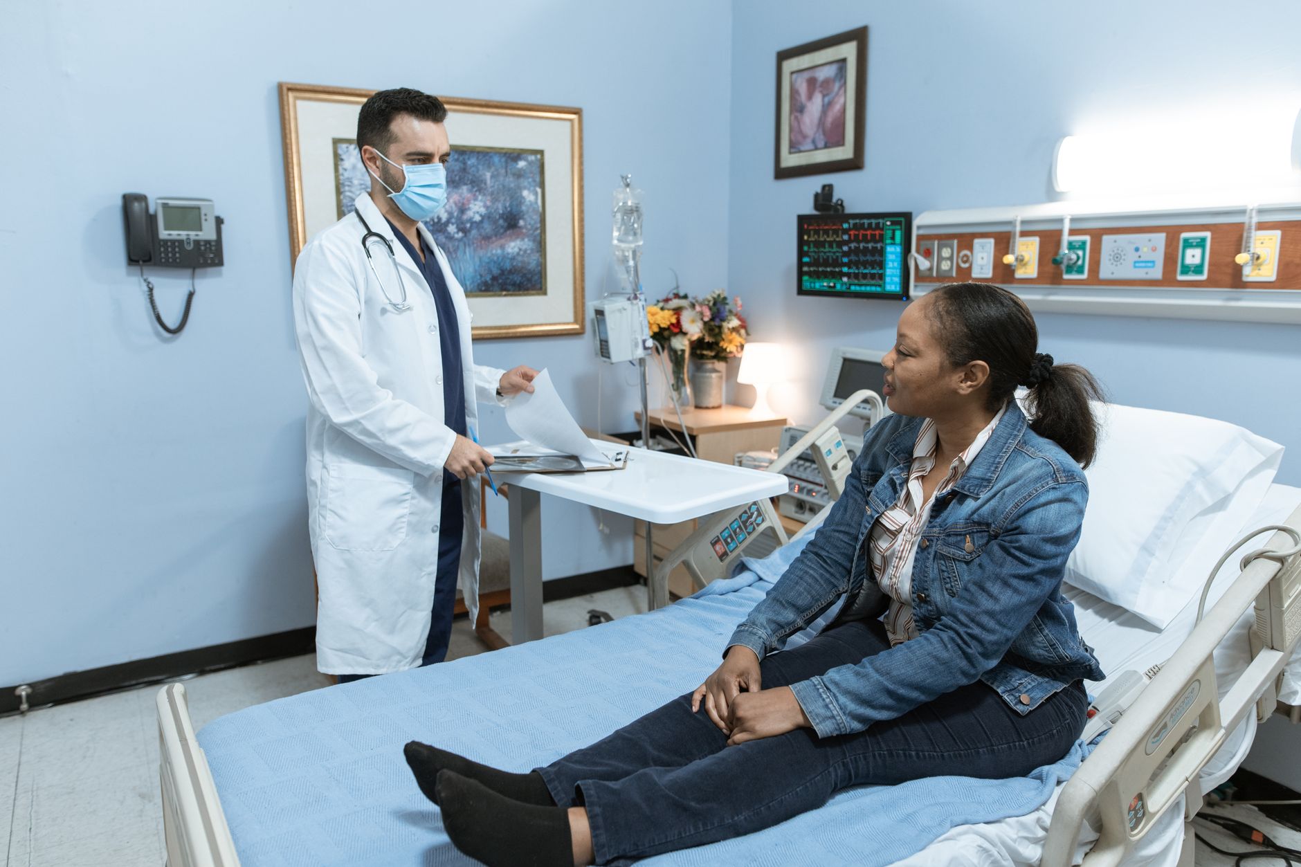A doctor consults with a smiling patient in a hospital room, showcasing trust in Turkish healthcare.