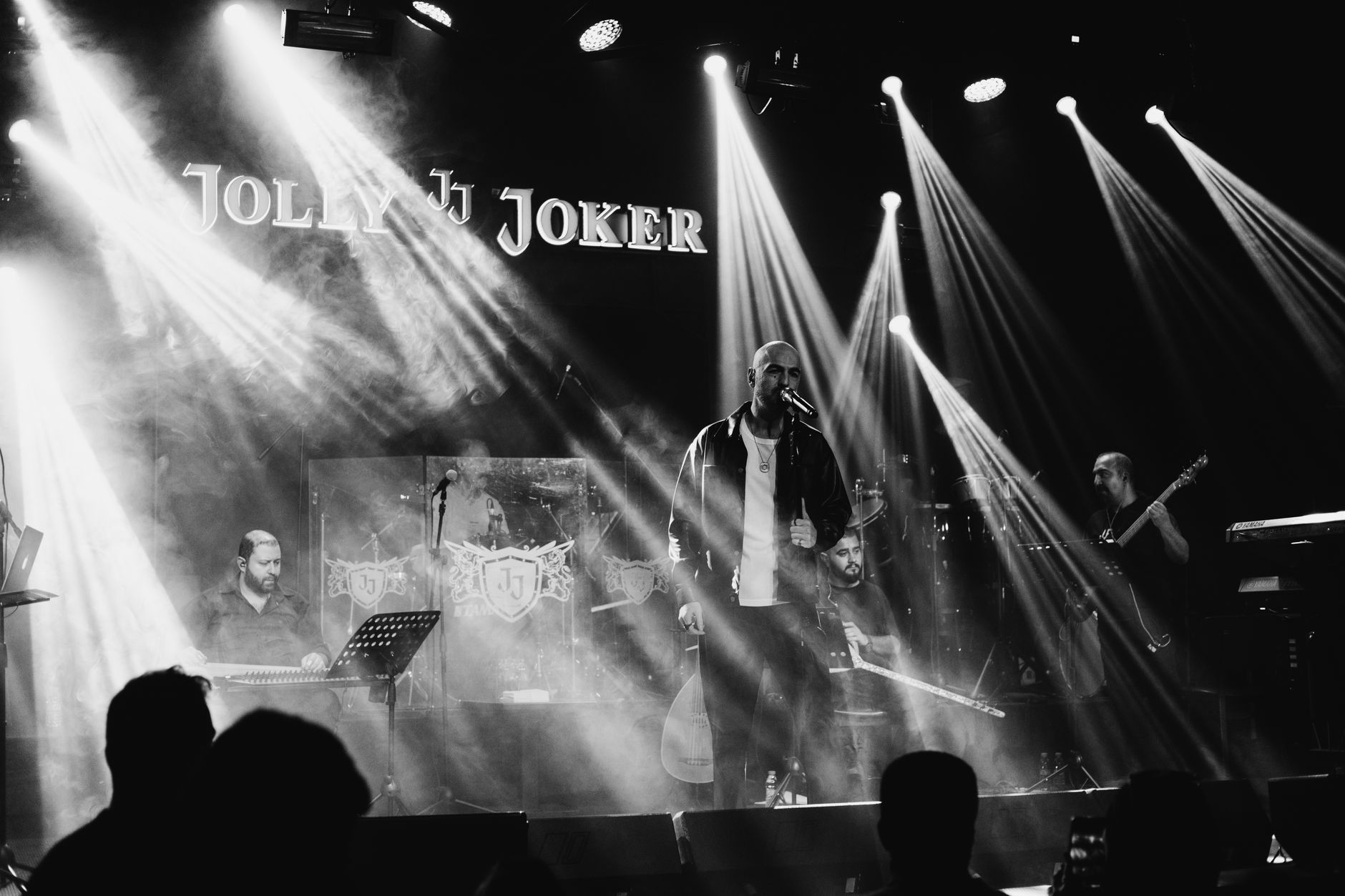 在伊斯坦布尔Jolly Joker舞台上表演的音乐家，包括一名歌手和演奏萨兹等乐器的乐手。