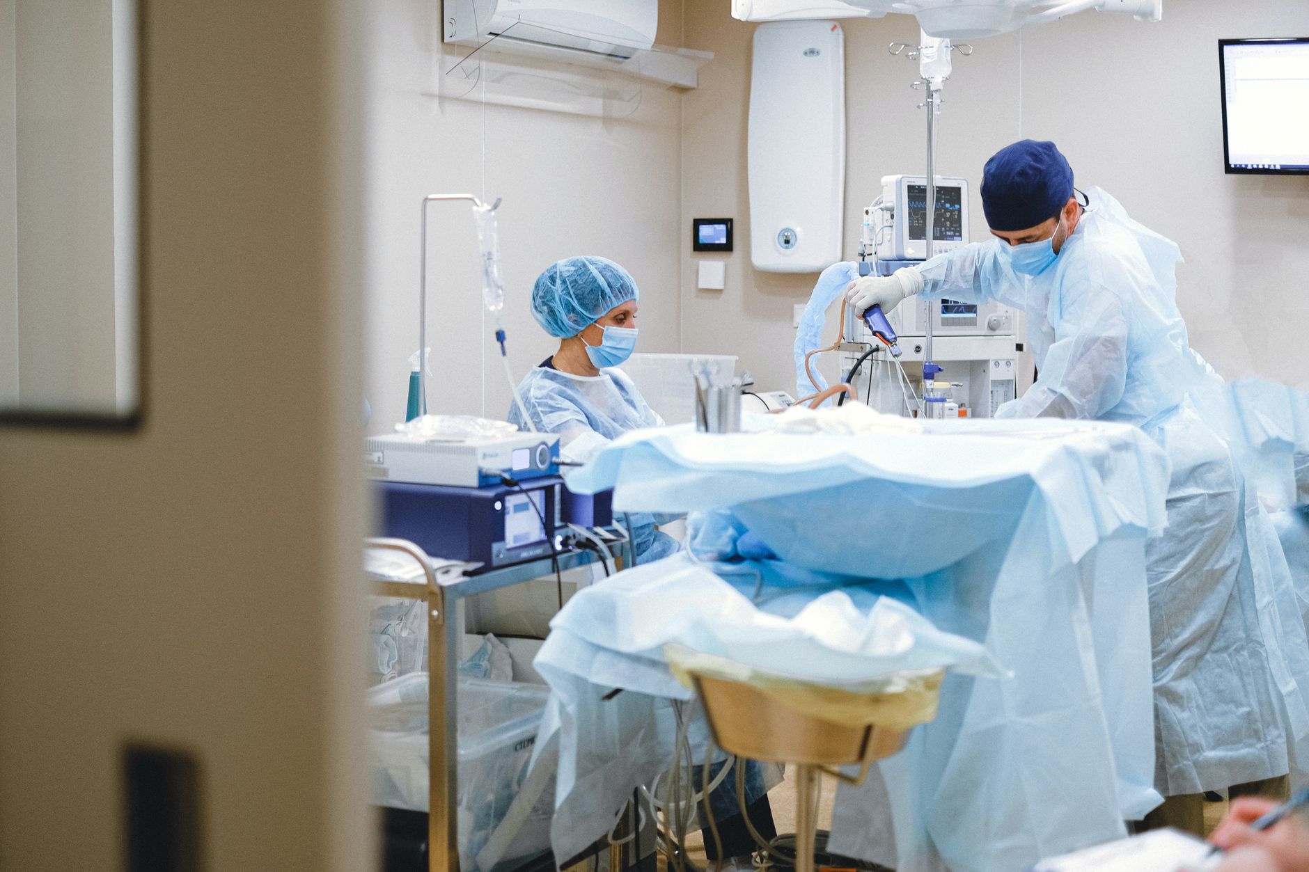 A surgical team conducts a bariatric procedure in a Turkish hospital operating room.