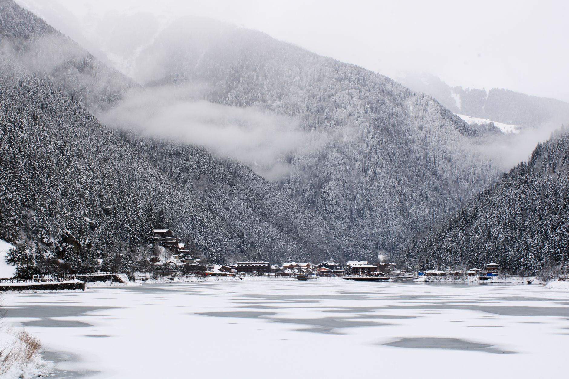 宁静的冬日景象，白雪覆盖的群山和特拉布宗与里泽附近的冰湖。