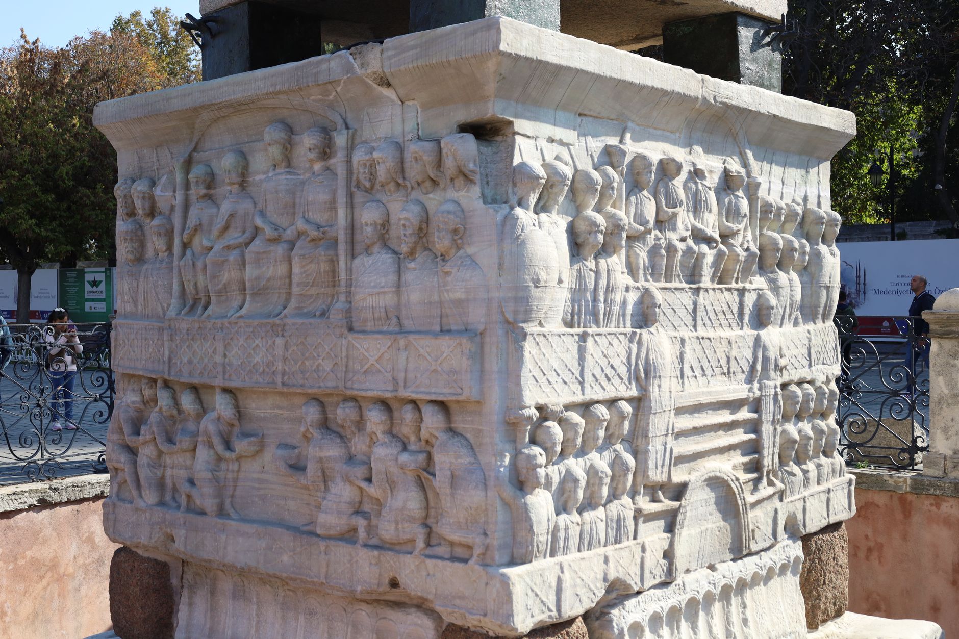 صورة مقربة لنقوش بارزة على عمود الثعابين في ساحة السلطان أحمد، إسطنبول.