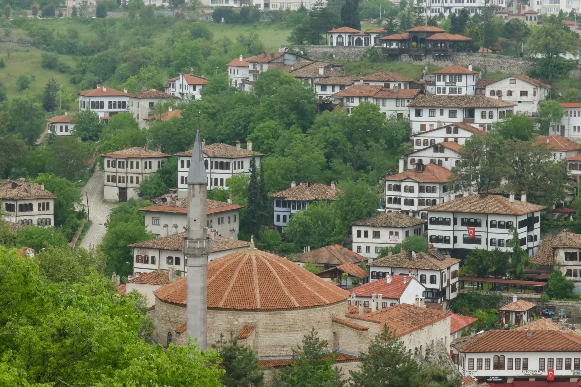 نمایی از صفرانبولو که خانه‌های چوبی سنتی عثمانی را در میان سرسبزی نشان می‌دهد.