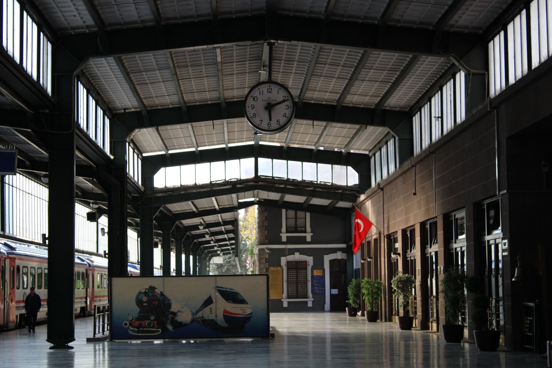 Peronları, saati ve Türk bayrağıyla Türkiye'de tarihi bir tren istasyonu.