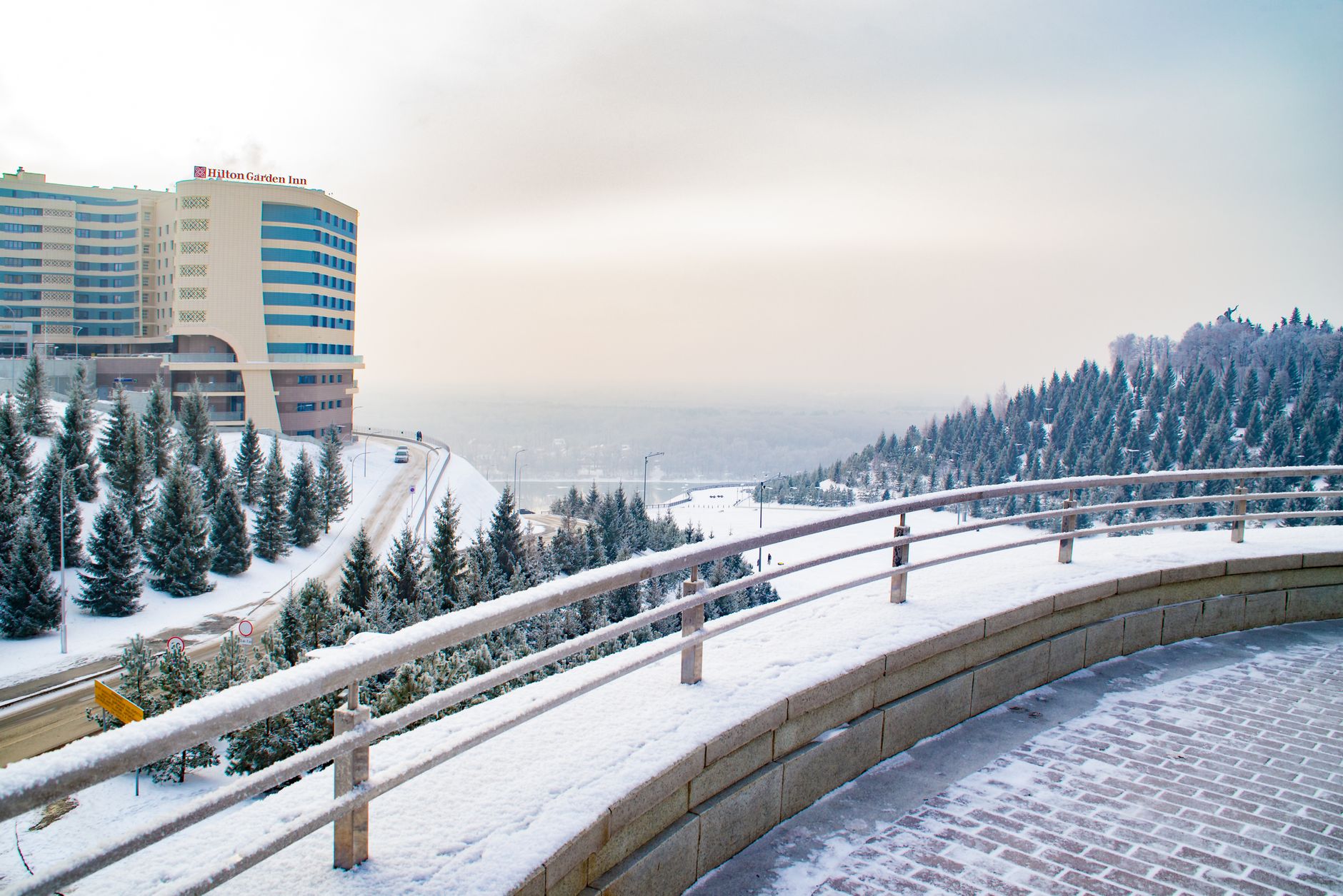 Заснеженный Hilton Garden Inn в Афьоне с открытым бассейном и безмятежным пейзажем.