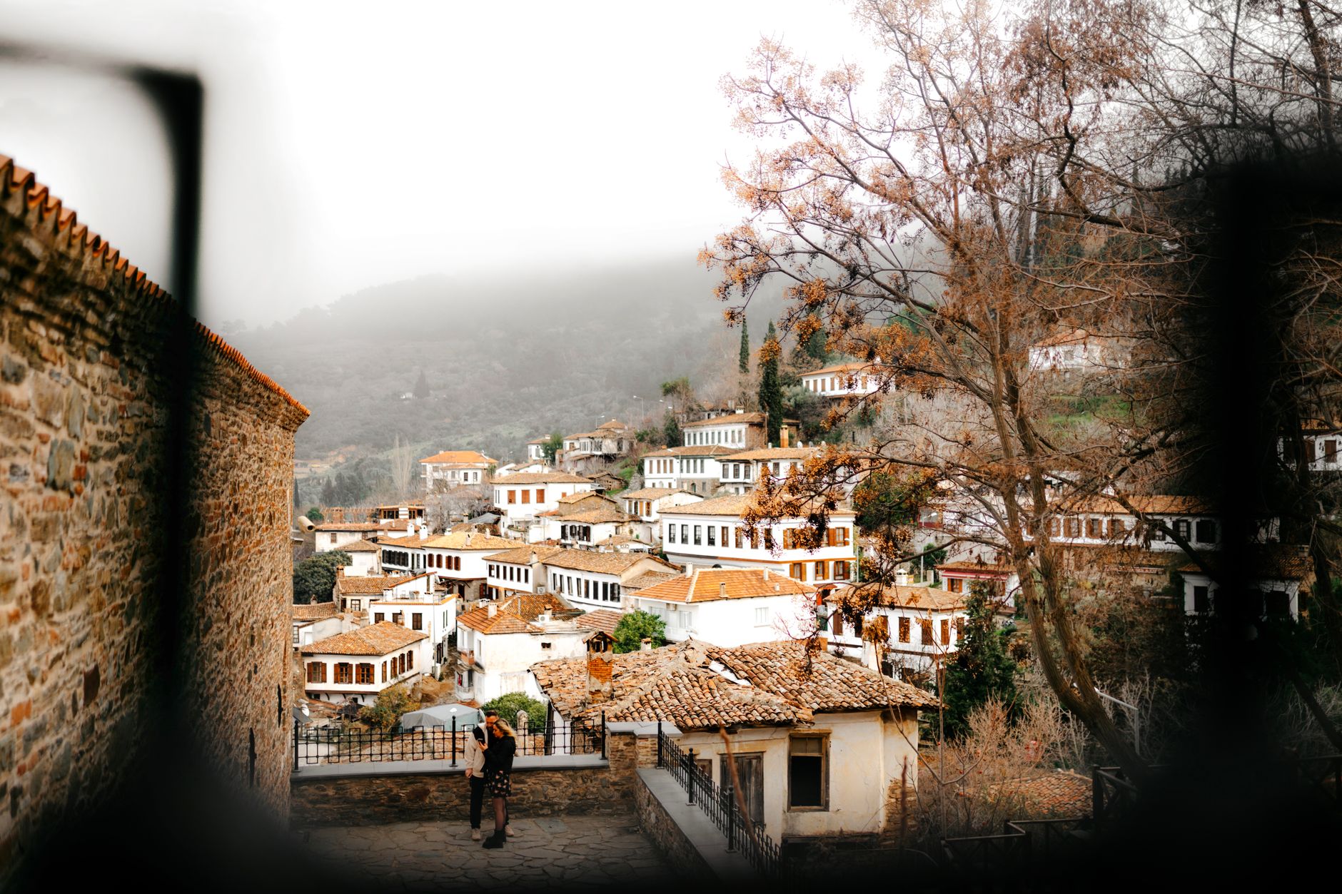 Şirince 村的景色，展示白墙红瓦的房屋和周围的风景。