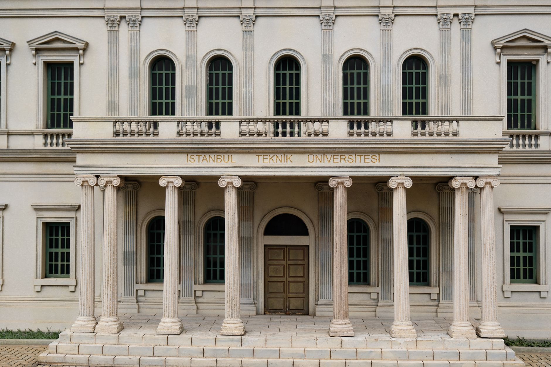 Detailed model of Istanbul Teknik Universitesi showcasing elegant architecture with columns and green windows.