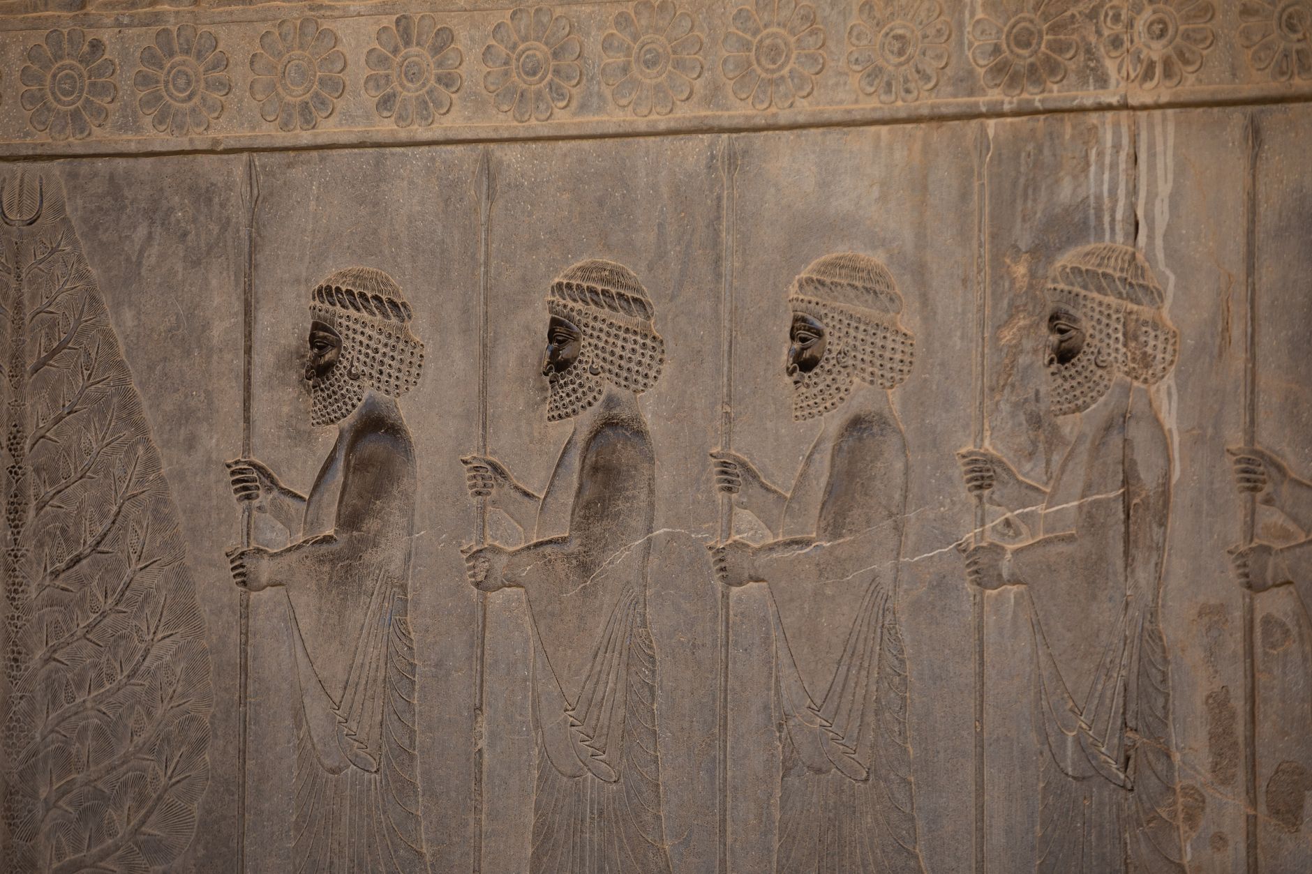 描绘手持长矛的古代赫梯战士的浮雕，阿拉贾 Höyük。