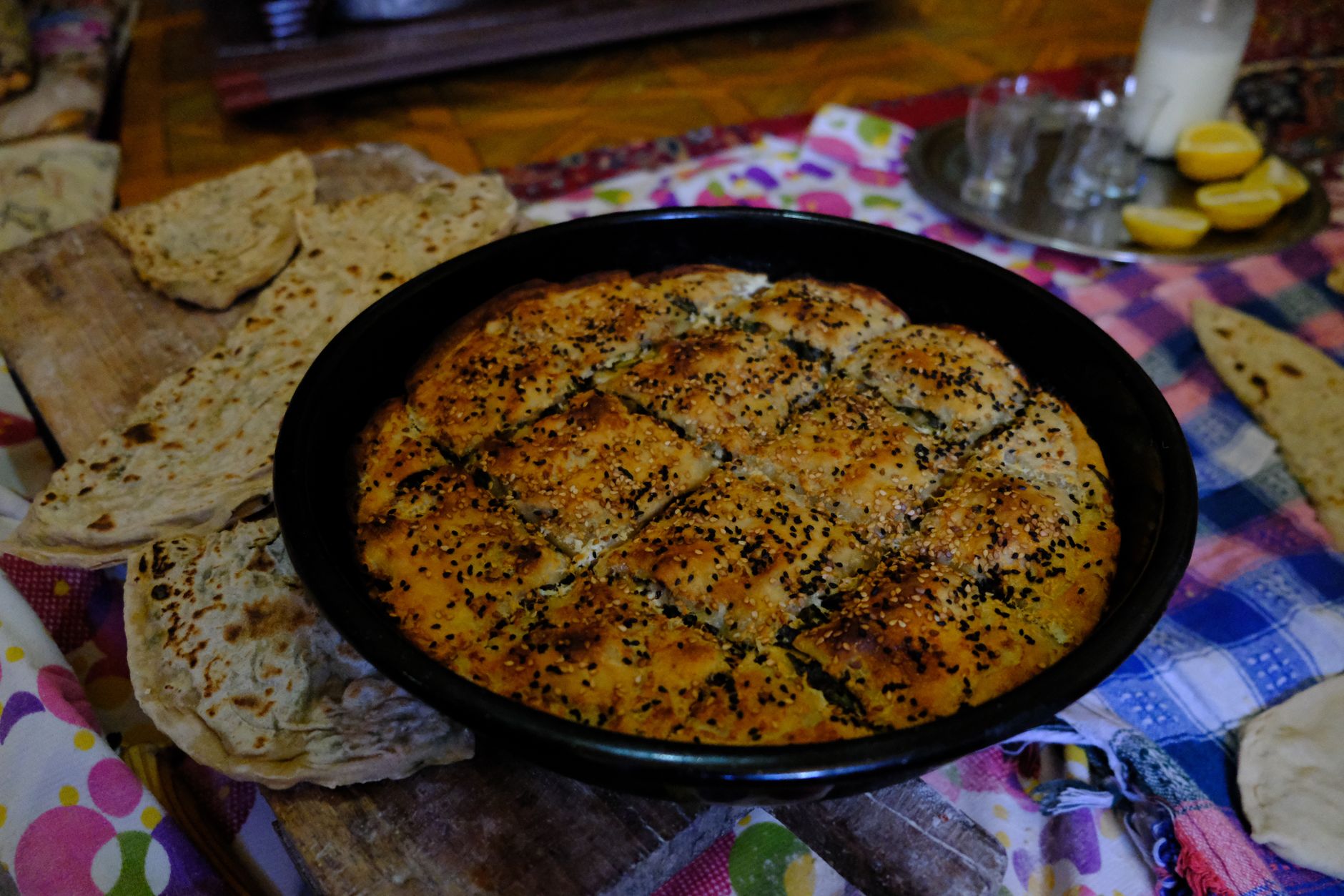 Fırında ekmek, yerel lezzetler ve samimi bir sofra düzeniyle aile tarzı yemek.
